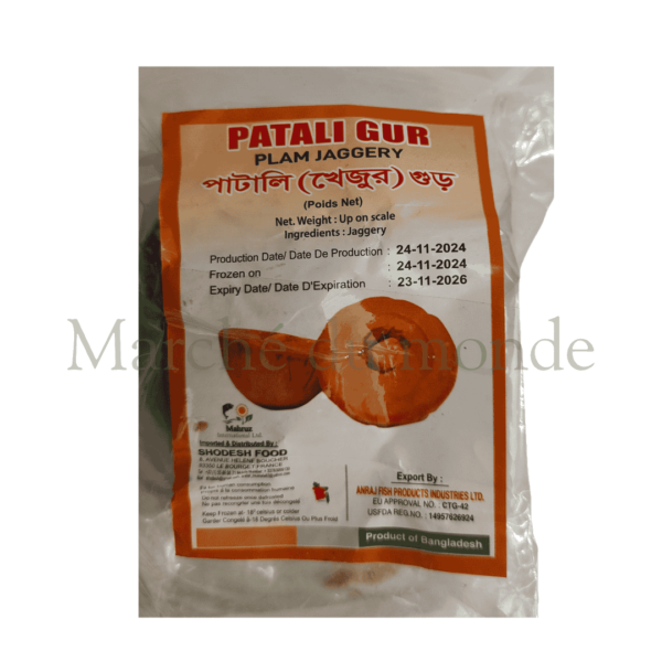 Bloc de Patali Gur, sucre naturel non raffiné à la texture solide et au goût caramélisé.