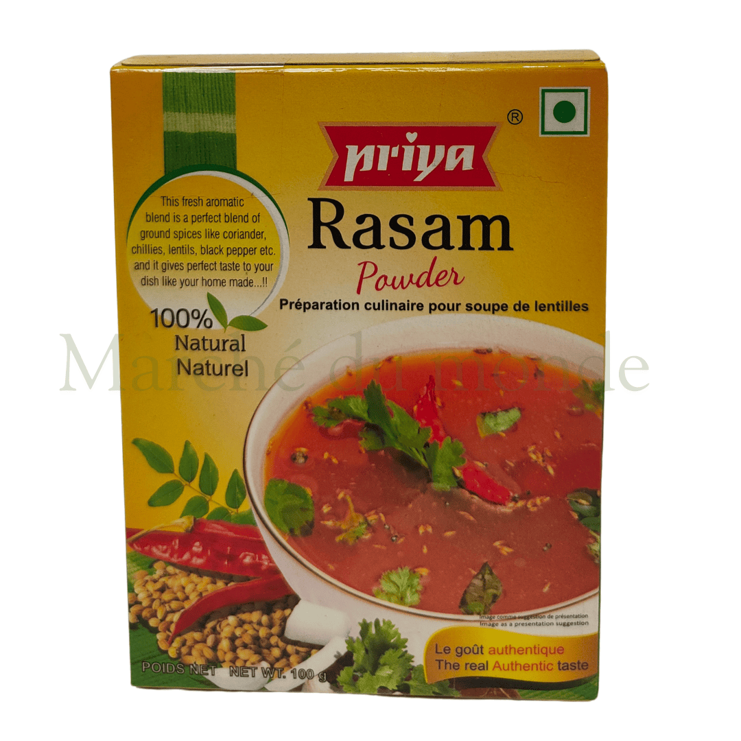 Un paquet de Rasam Powder 100g avec un bol de rasam fumant, garni de coriandre fraîche et servi avec du riz.