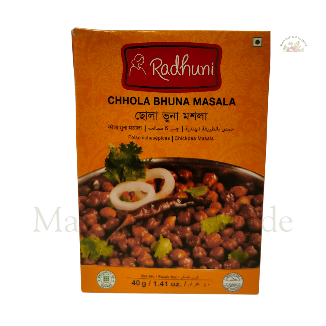 Chhola Bhuna Masala dans un paquet de 40g, entouré d'épices entières.
