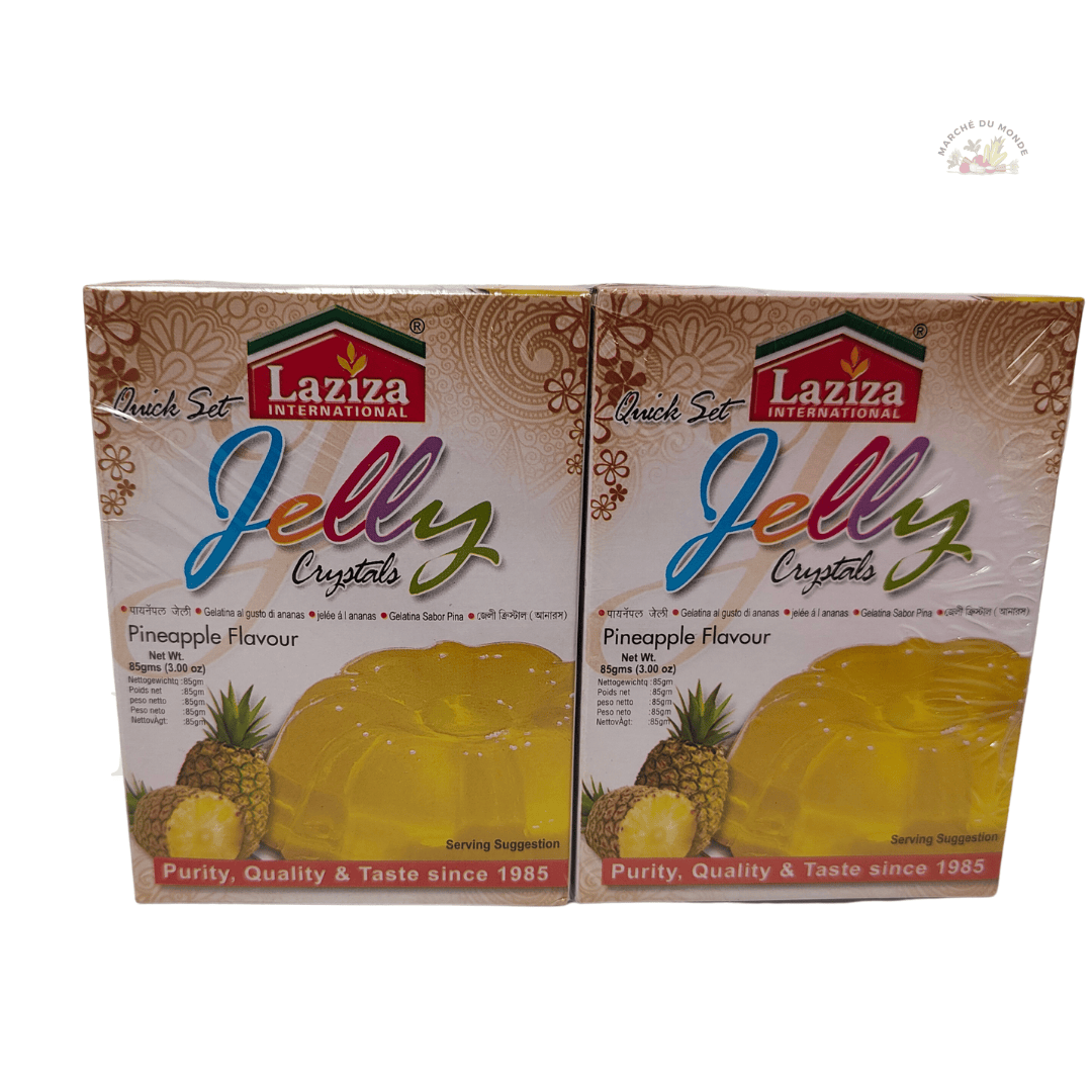 Paquet de Jelly Pineapple Flavour 85g, avec des tranches d'ananas frais en arrière-plan.