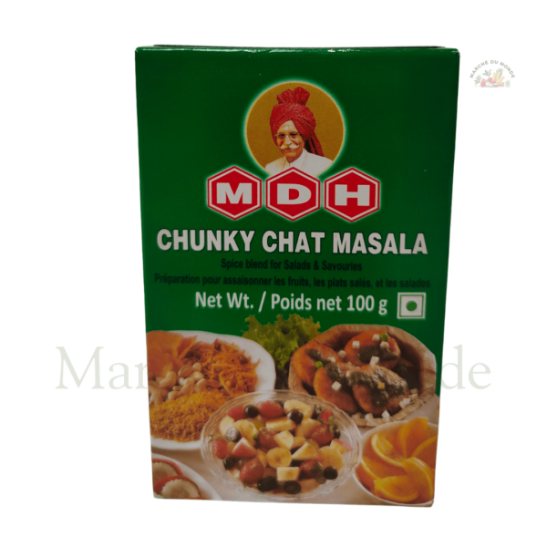 Paquet de Chunky Chat Masala 100g avec des plats de chaat garnis de coriandre et d’oignons rouges.