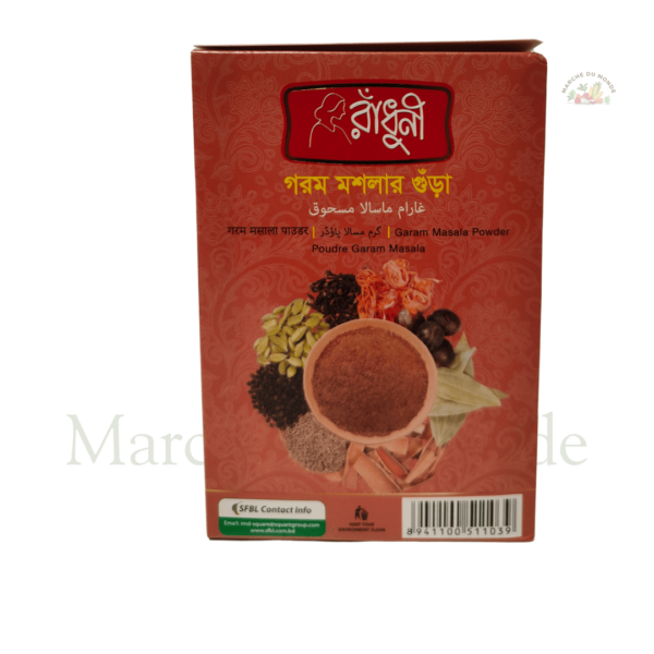 Garam Masala Powder dans un paquet, entouré d'épices entières.