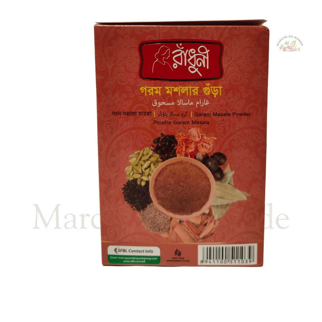 Garam Masala Powder dans un paquet, entouré d'épices entières.
