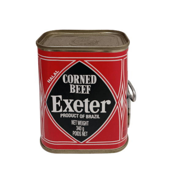 Boîte de Corned Beef 340g posée sur une planche en bois, accompagnée de tranches de viande et de brins de persil frais.