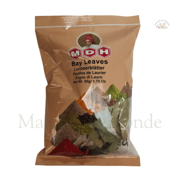 Sachet de Feuilles de Laurier MDH sur une table rustique, entouré d’épices variées et de feuilles de laurier, mettant en valeur son emballage beige.